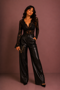 Lunoria | Elegante V-Hals Top met Luxe Kantdetails