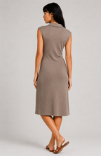Lunoria Elegante Mouwloze Midi Jurk met Knopen en Getailleerde Pasvorm