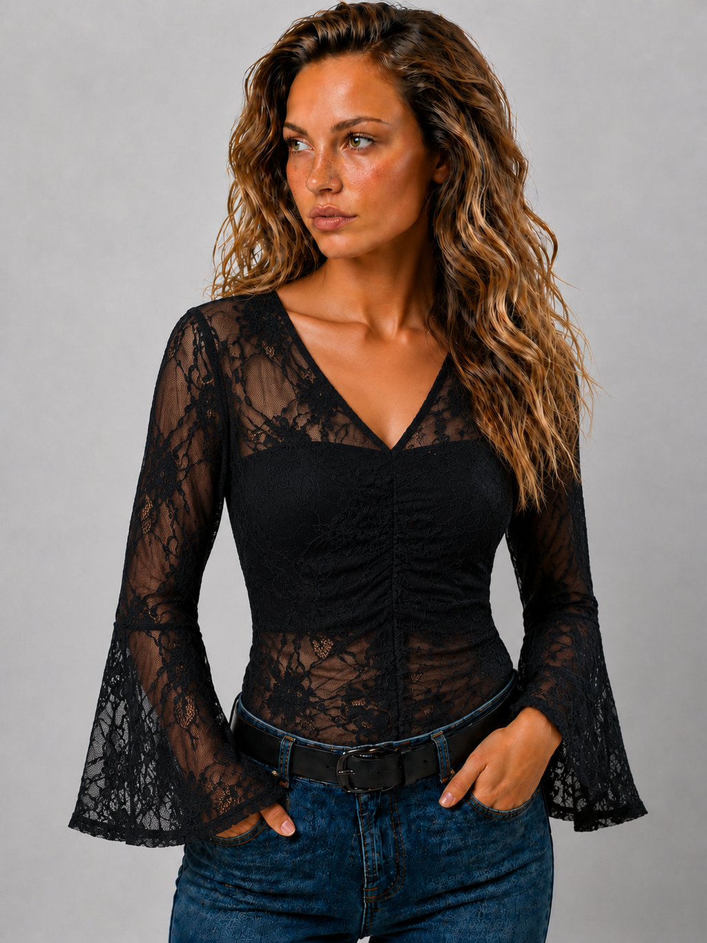 Lunoria | Elegante Kanten Blouse met V-Hals en Klokmouwen