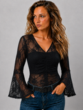 Lunoria | Elegante Kanten Blouse met V-Hals en Klokmouwen