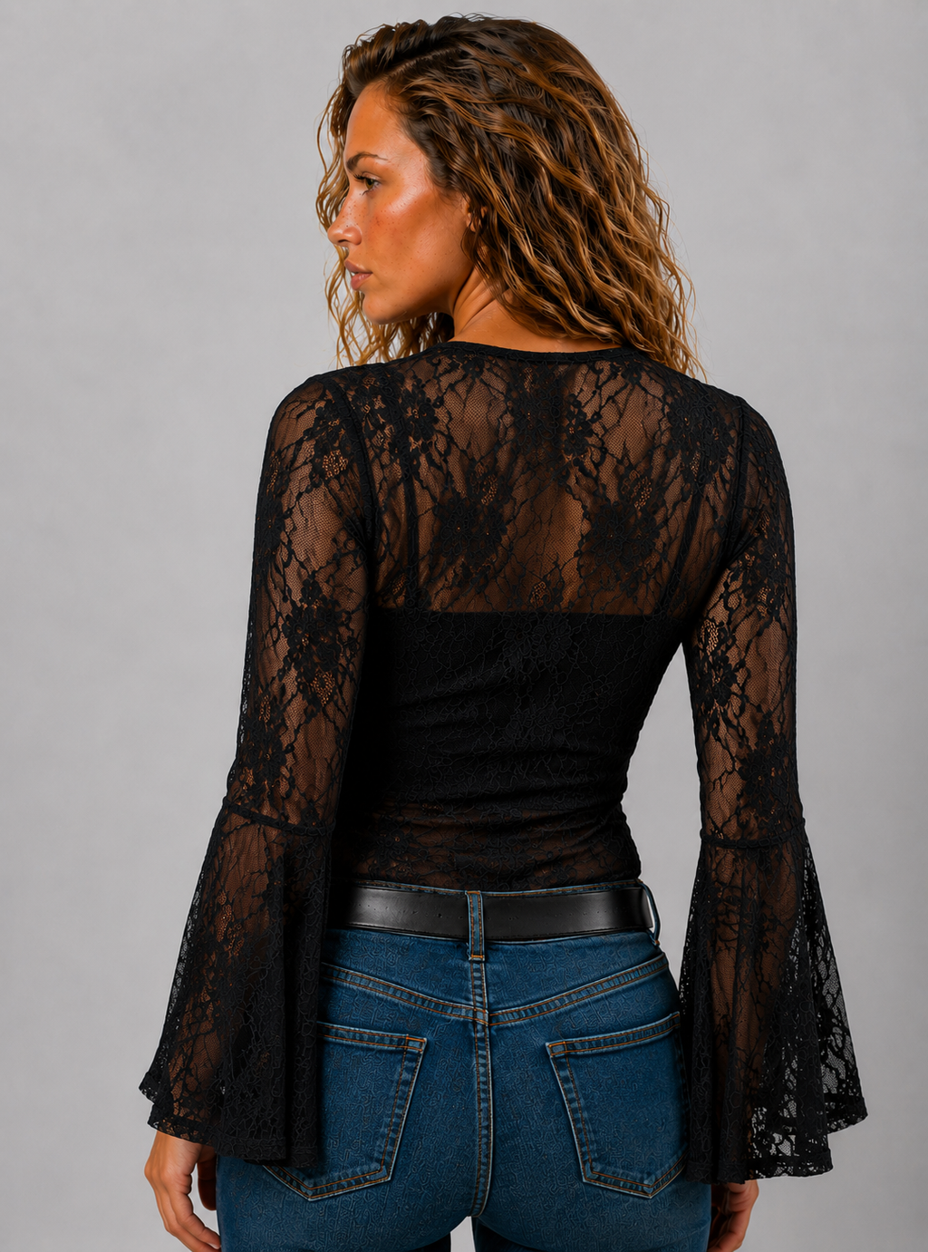 Lunoria | Elegante Kanten Blouse met V-Hals en Klokmouwen