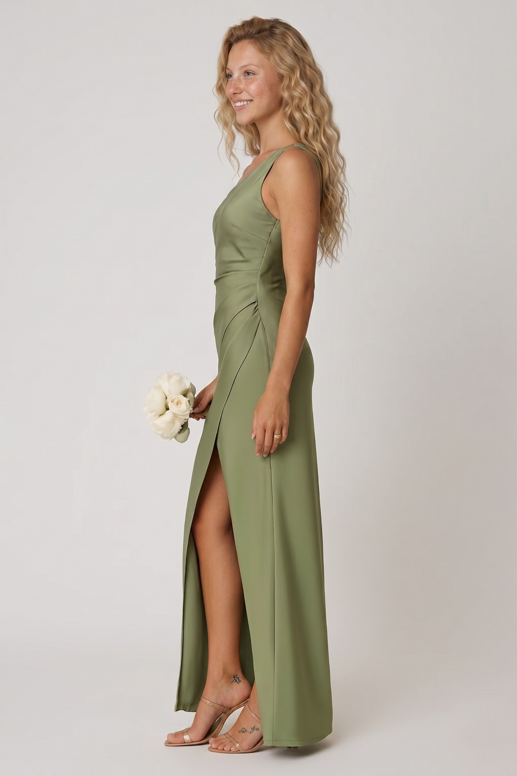 Lunoria | Satijnlook one-shoulder maxi jurk met hoge split