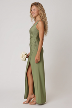 Lunoria | Satijnlook one-shoulder maxi jurk met hoge split