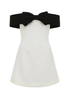 Lunoria | Witte Mini Jurk met Zwarte Strik en Off-Shoulder Halslijn