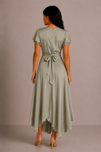 Lunoria | Vloeiende Jurk met Empire Taille en Elegante V-Hals