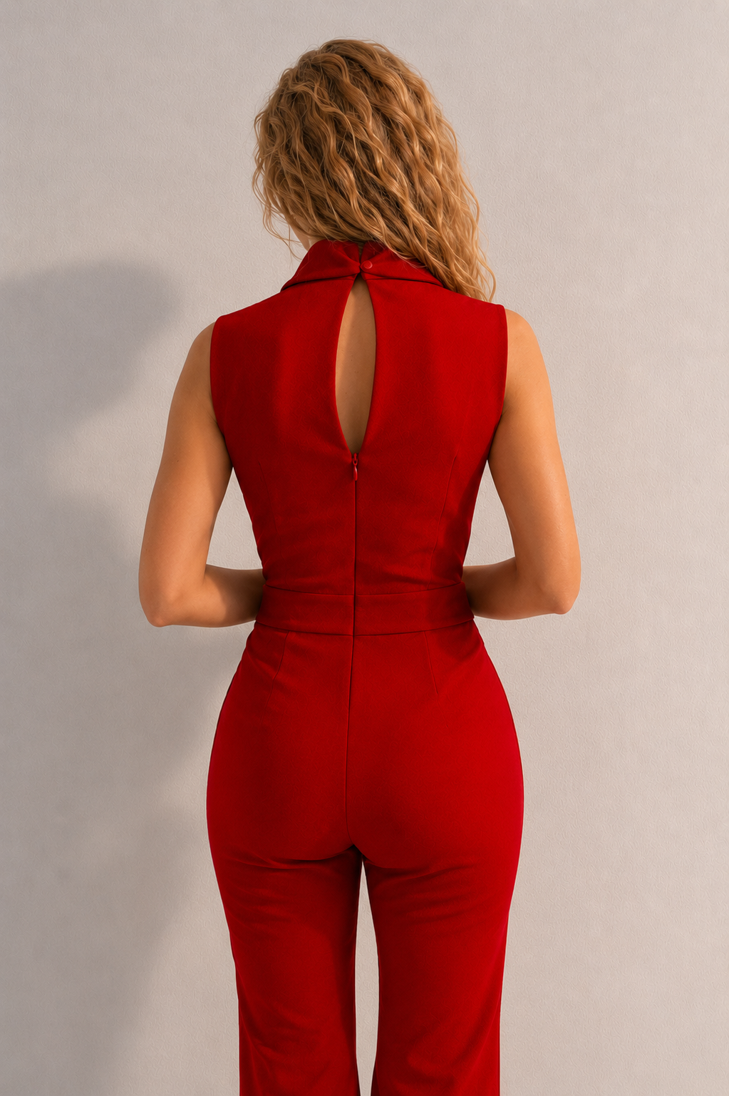 Lunoria | Mouwloze Jumpsuit met Slim Fit Pasvorm en Tijdloze Elegantie